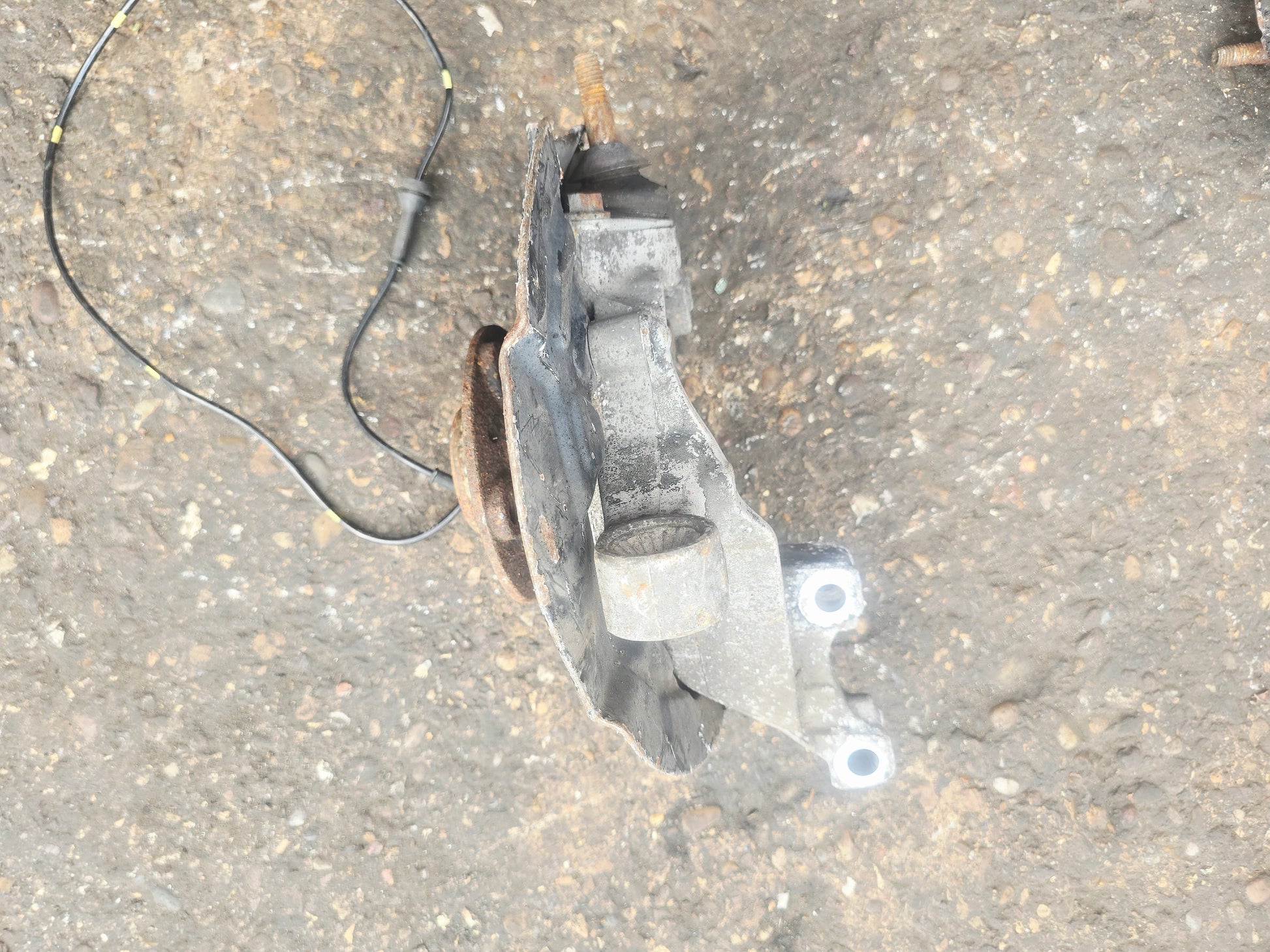2006 Volvo XC70 Front Right Hub Assembly D5 310860
