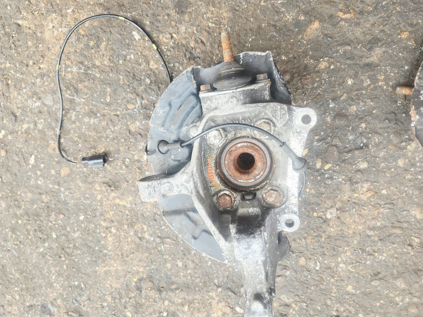 2006 Volvo XC70 Front Right Hub Assembly D5 310860