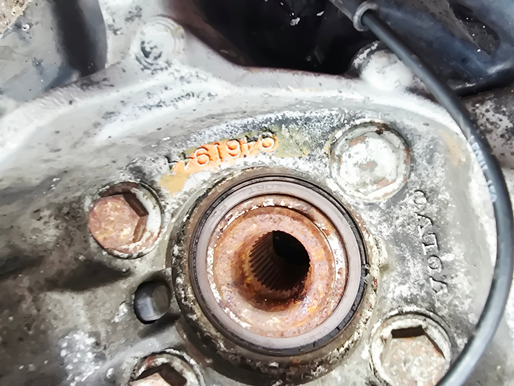 2006 Volvo XC70 Front Right Hub Assembly D5 310860