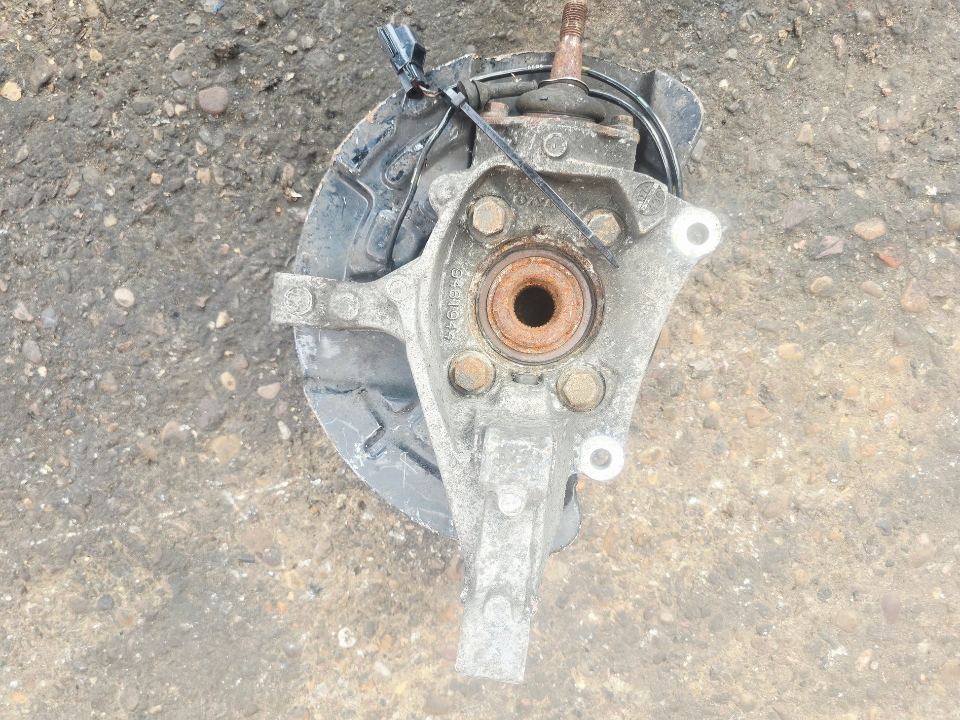 2000-2009 Volvo S60 Front Right Hub Assembly D5244T4 Diesel — Stock 9881