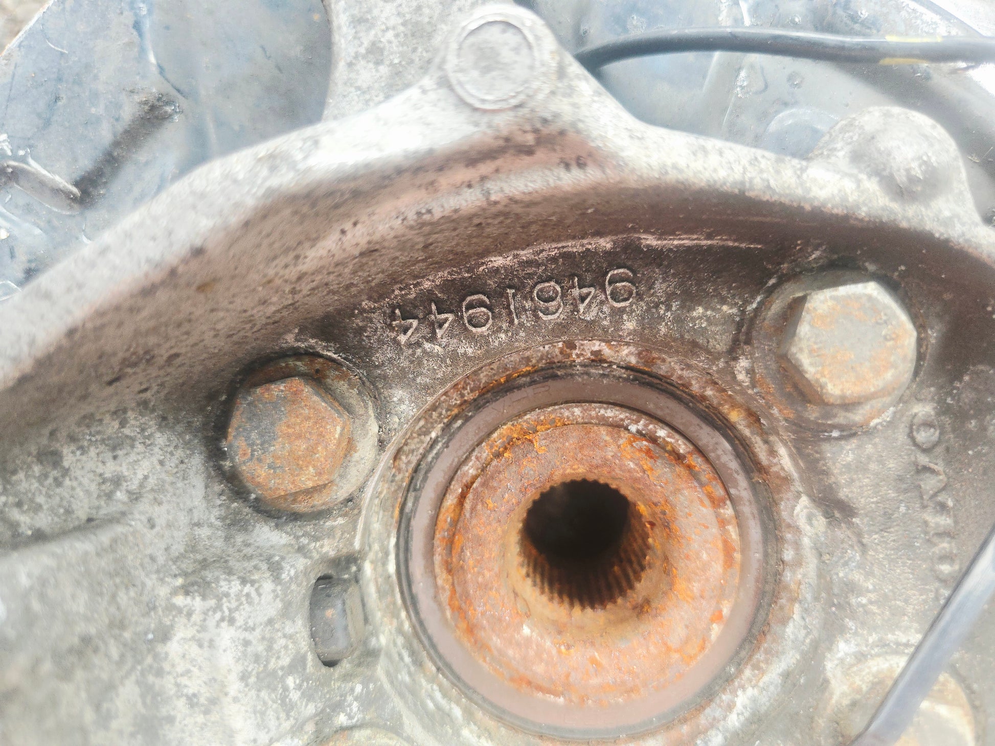 2000-2009 Volvo S60 Front Right Hub Assembly D5244T4 Diesel — Stock 9881