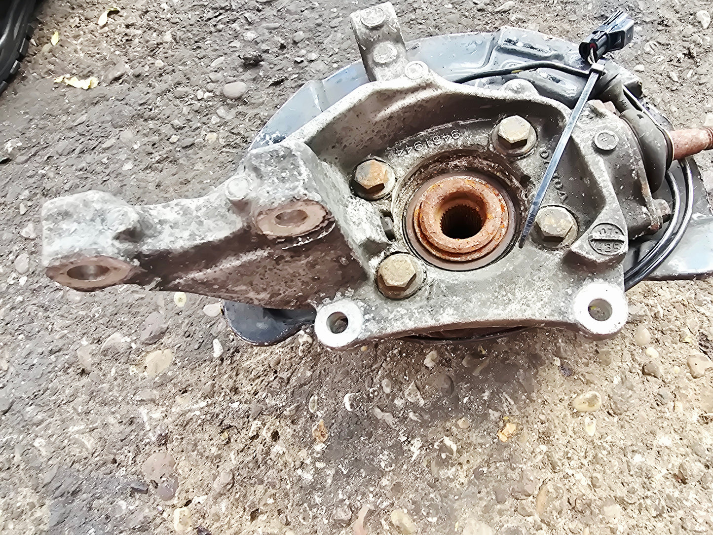 2000-2009 Volvo S60 Front Right Hub Assembly D5244T4 Diesel — Stock 9881