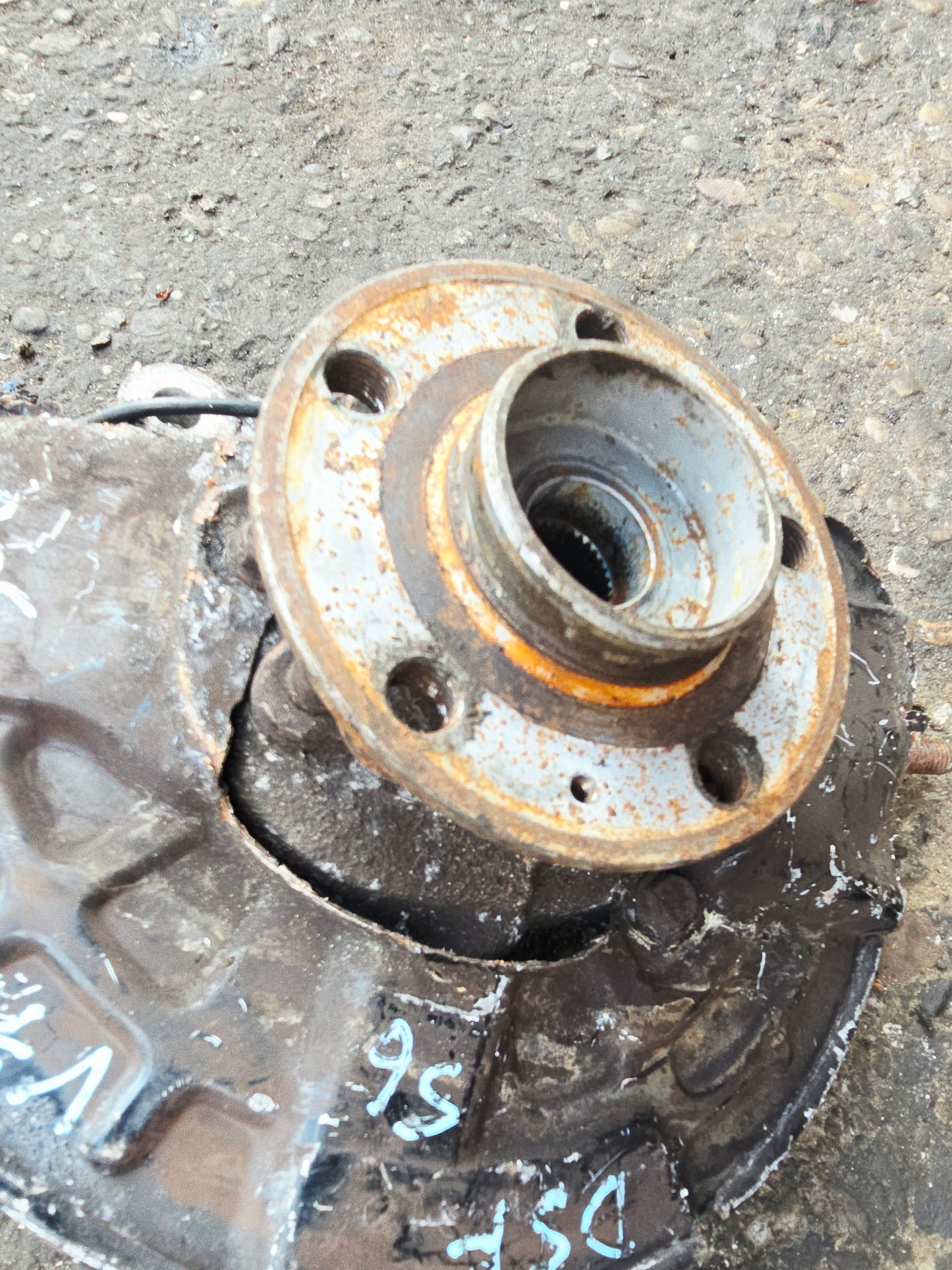 2000-2009 Volvo S60 Front Right Hub Assembly 2.4D D5244T4 Automatic
