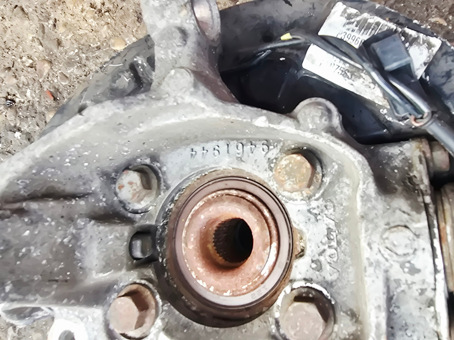 2000-2009 Volvo S60 Front Right Hub Assembly 2.4D D5244T4 Automatic