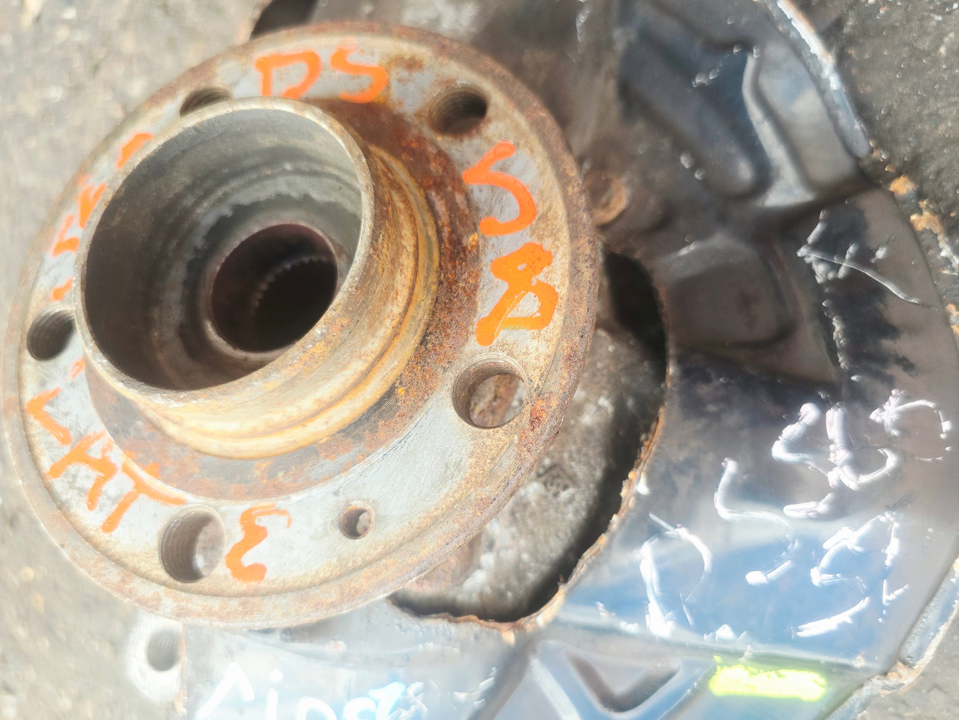 2000-2009 Volvo S60 Front Right Hub Assembly 2.4 Diesel — No ABS Sensor | VS Breakers Ltd