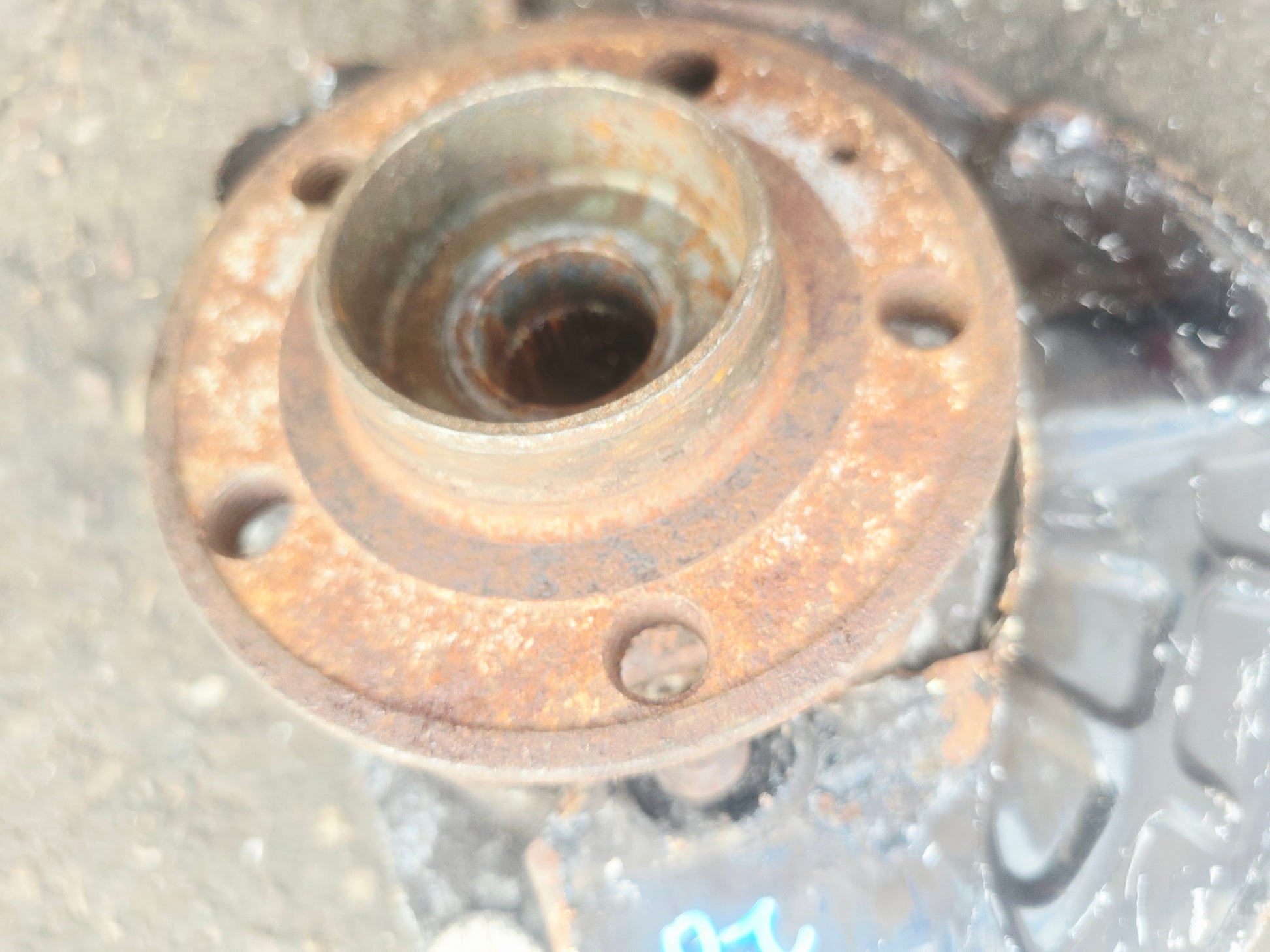 2001-2007 Volvo XC70 Front Right Hub Assembly 310860