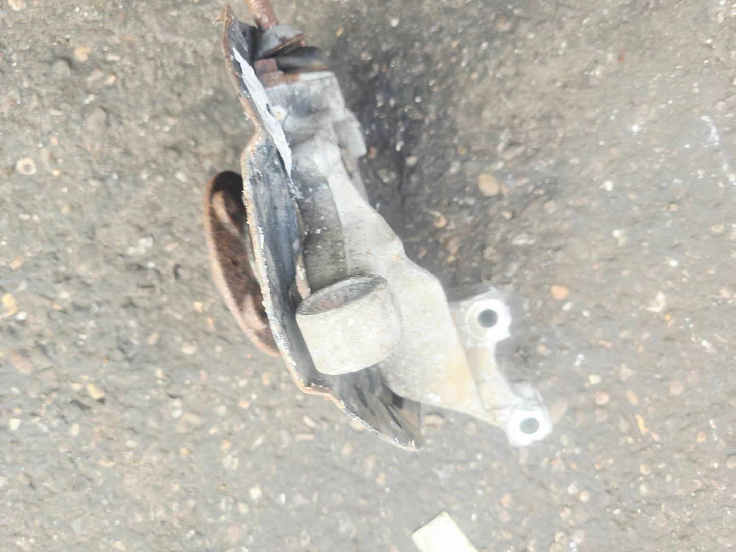 2001-2007 Volvo XC70 Front Right Hub Assembly 310860