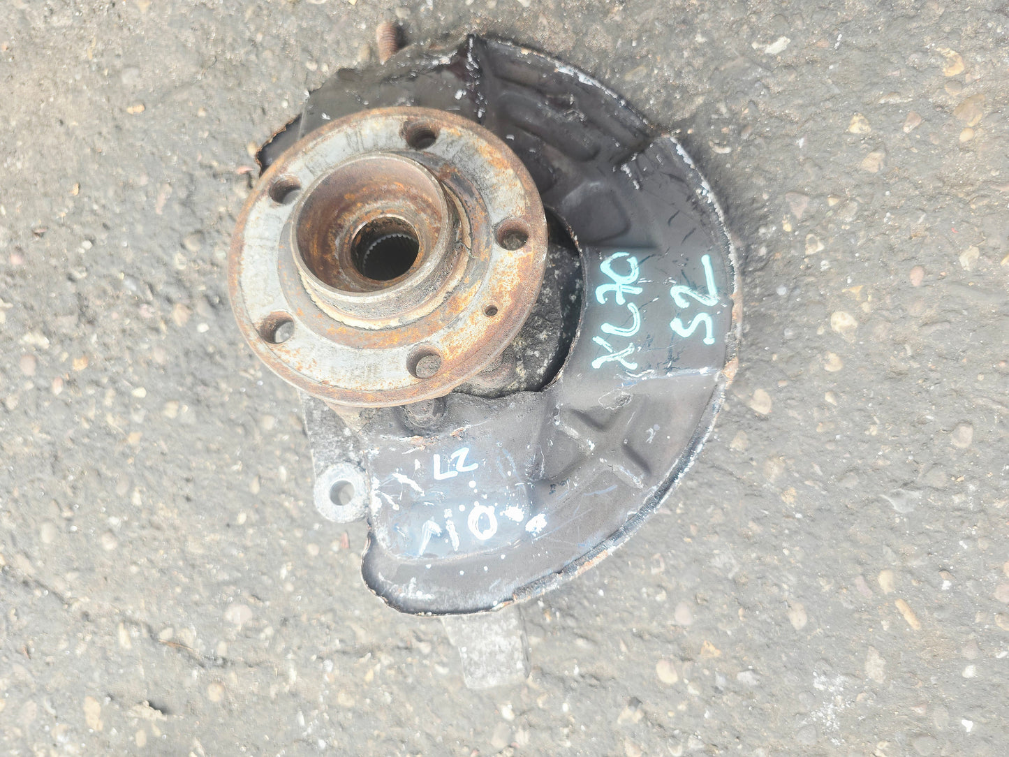 2006 Volvo XC70 Front Right Hub Assembly 310860