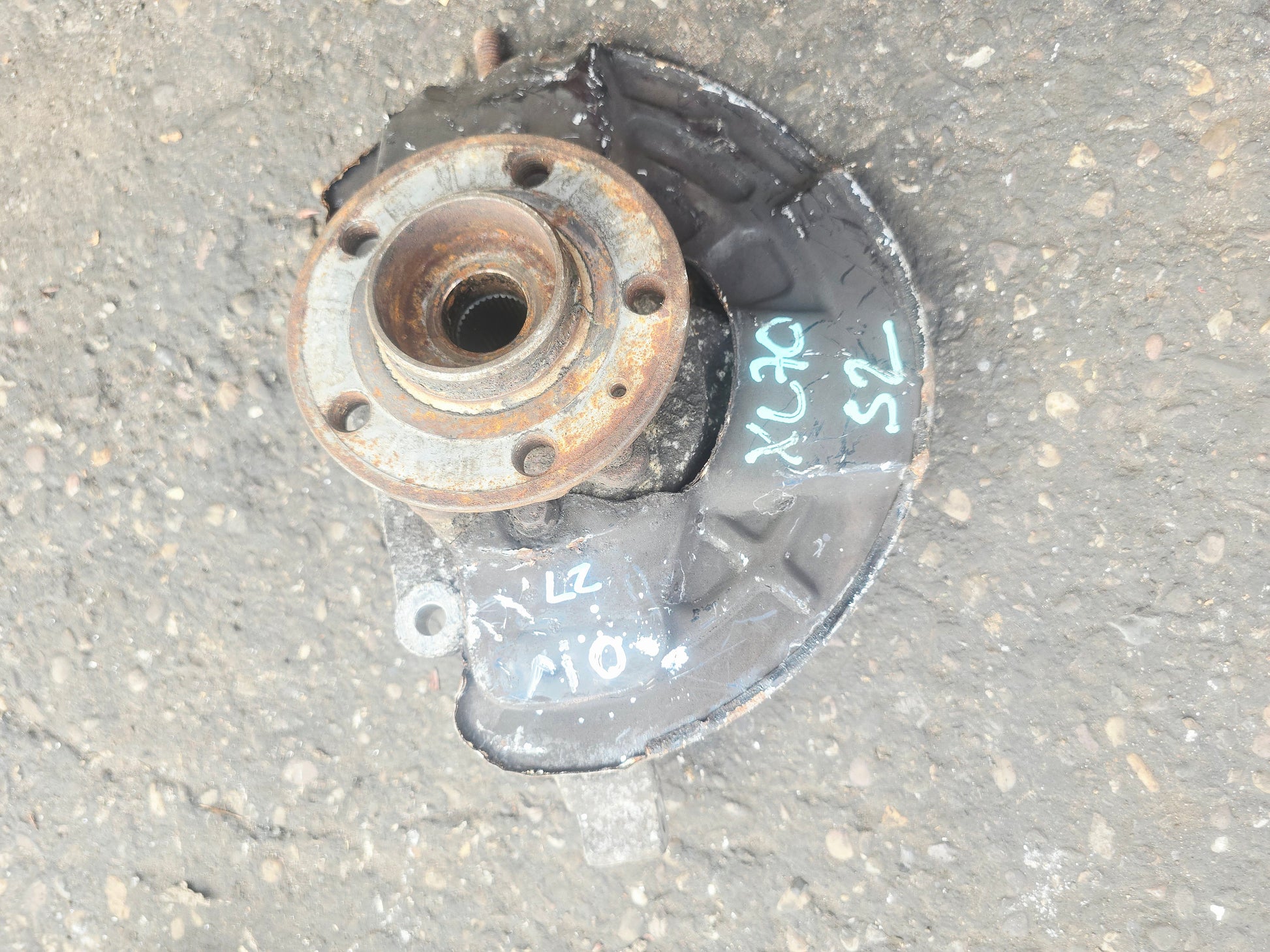 2006 Volvo XC70 Front Right Hub Assembly 310860