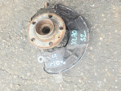 2006 Volvo XC70 Front Right Hub Assembly 310860