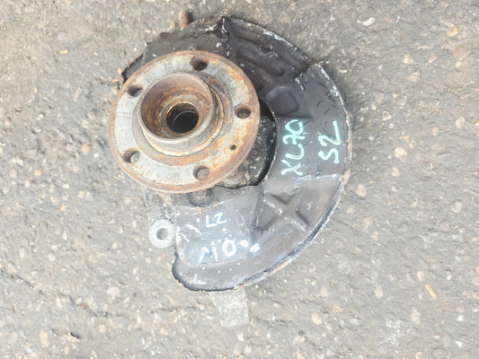 2006 Volvo XC70 Front Right Hub Assembly 310860