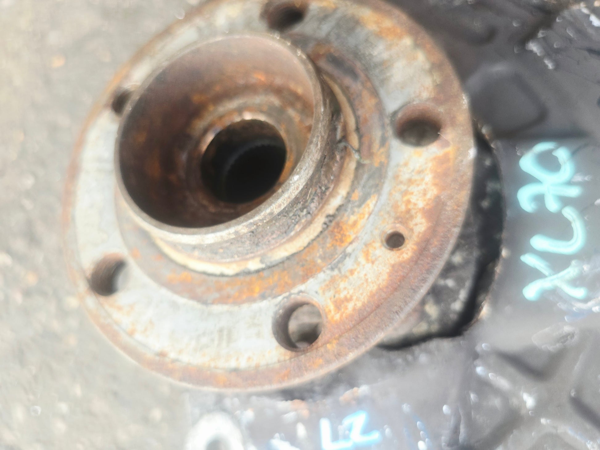 2006 Volvo XC70 Front Right Hub Assembly 310860