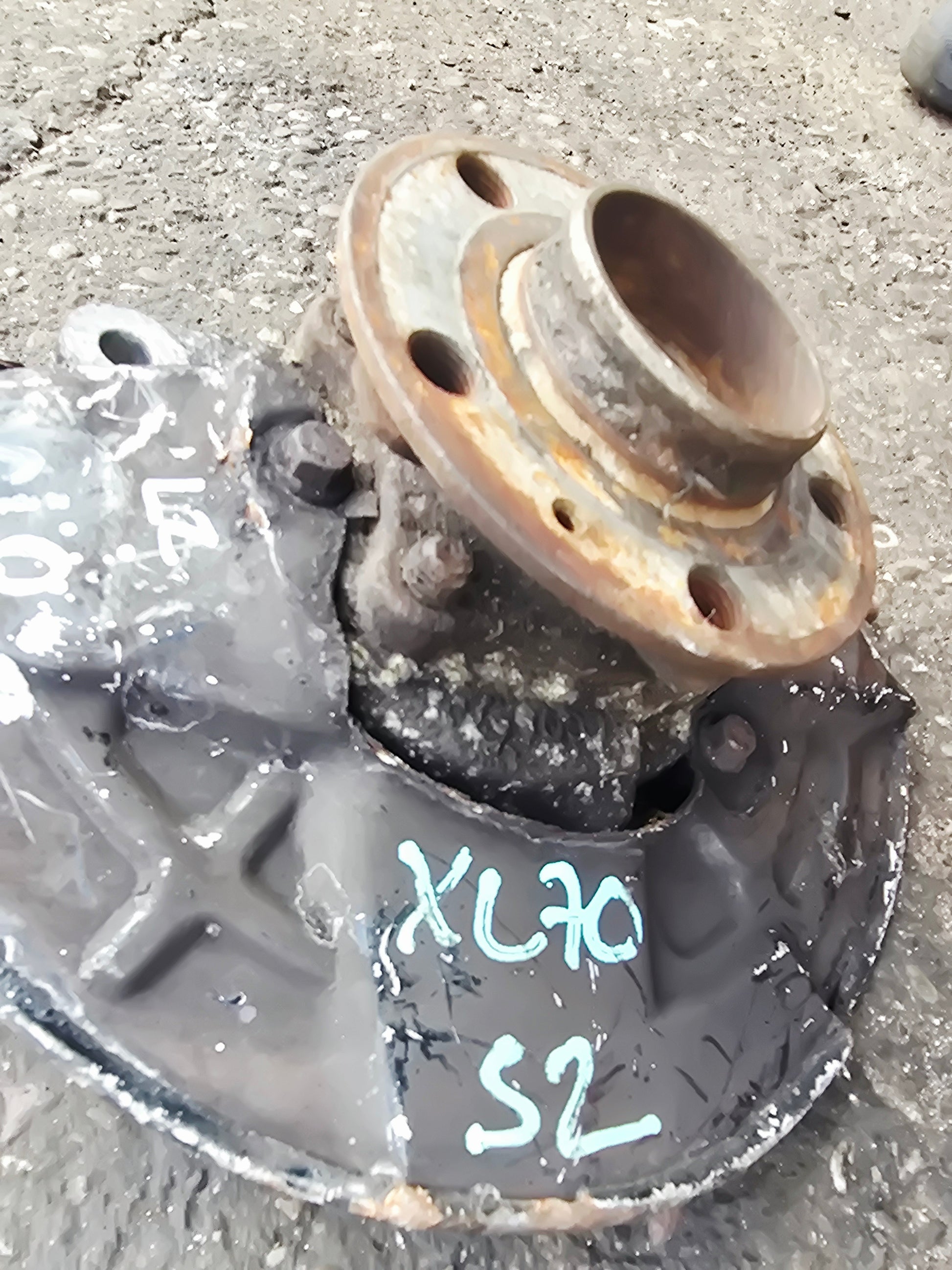 2006 Volvo XC70 Front Right Hub Assembly 310860