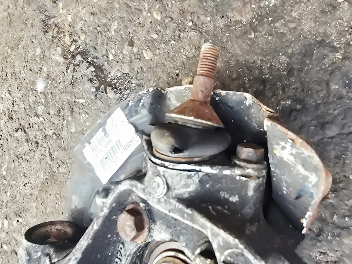 2006 Volvo XC70 Front Right Hub Assembly 310860