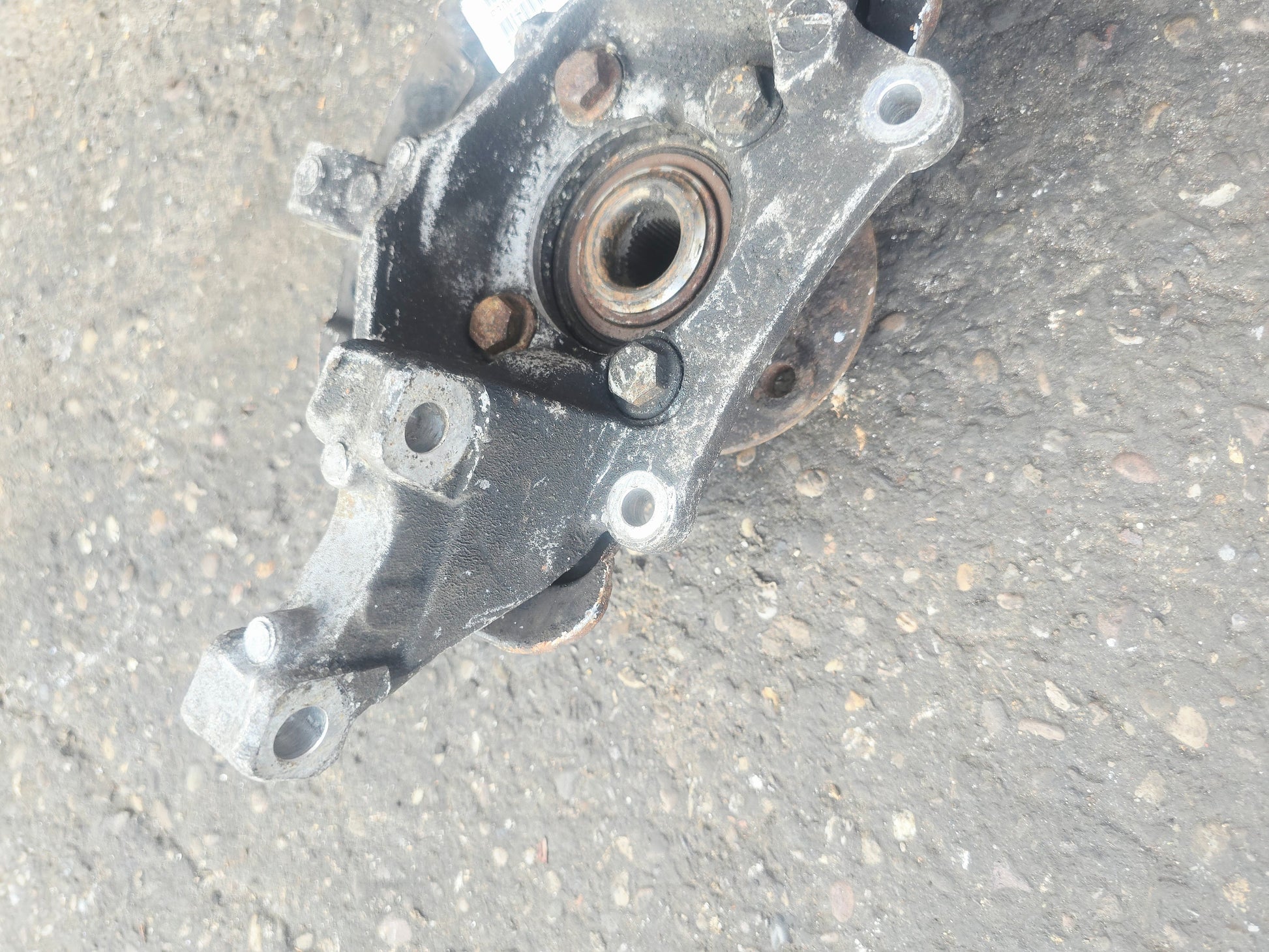 2006 Volvo XC70 Front Right Hub Assembly 310860