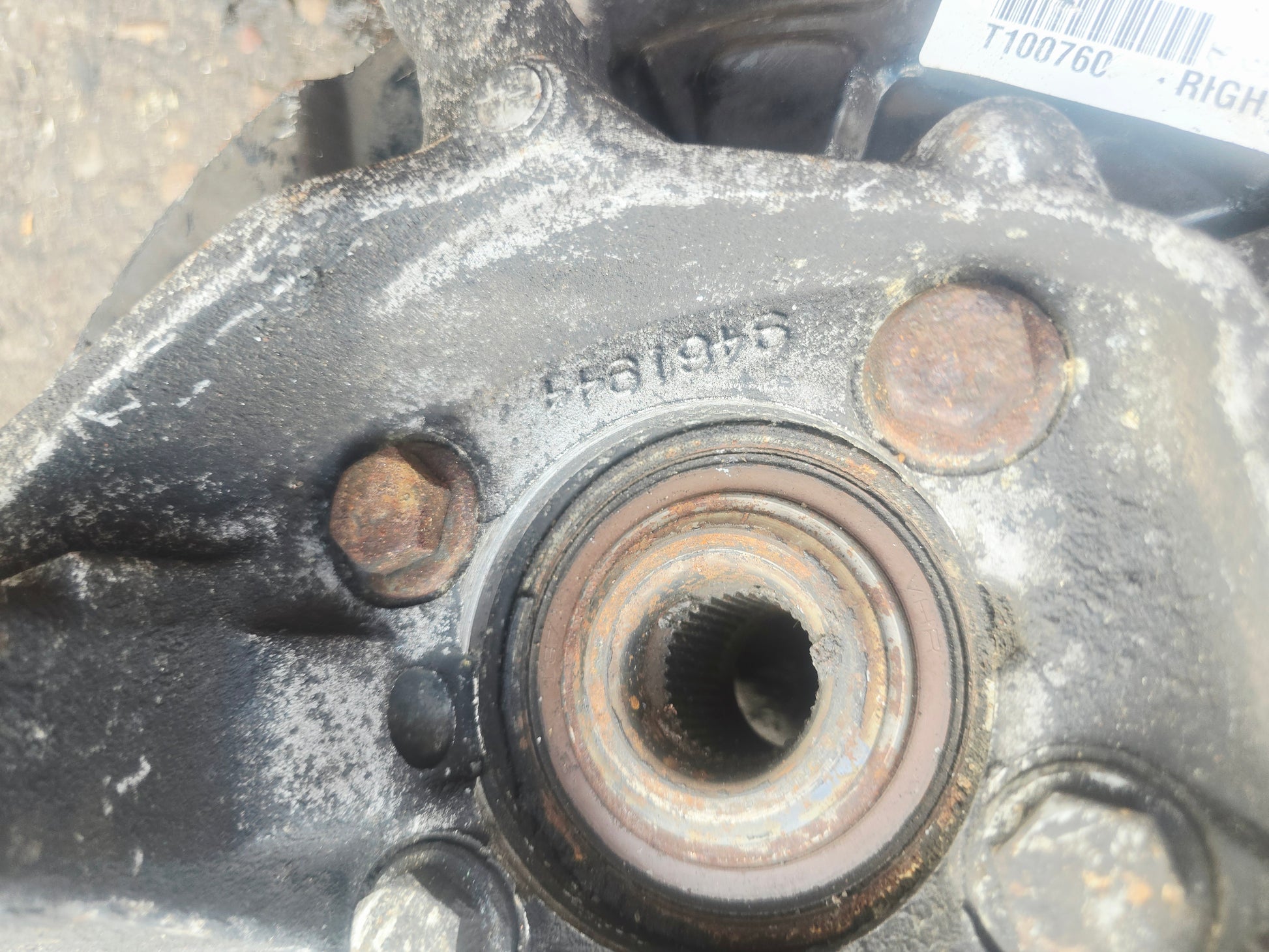 2006 Volvo XC70 Front Right Hub Assembly 310860