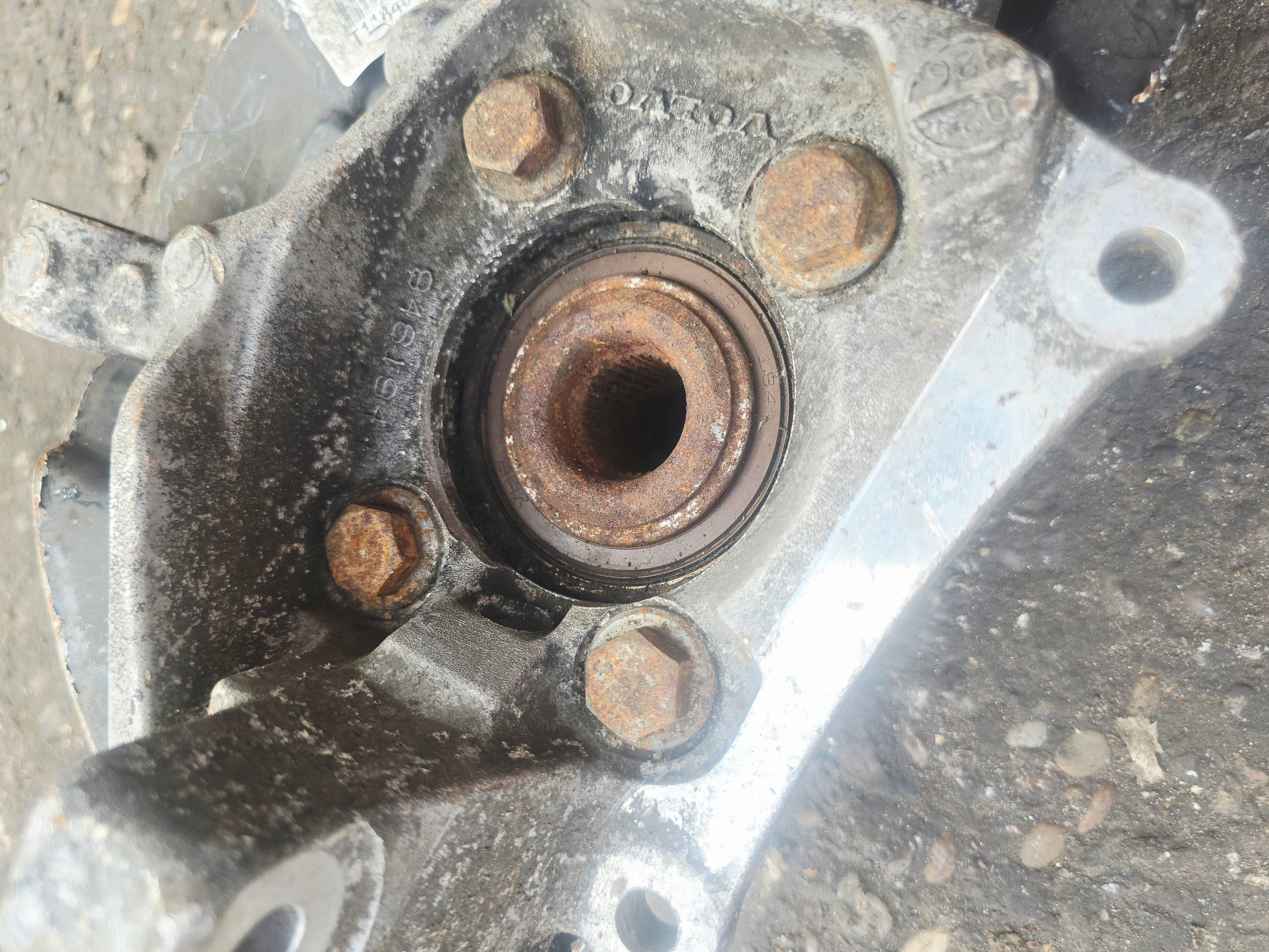 2004 Volvo S80 Front Right Driver Hub Assembly 2002-2006 2.4 Diesel