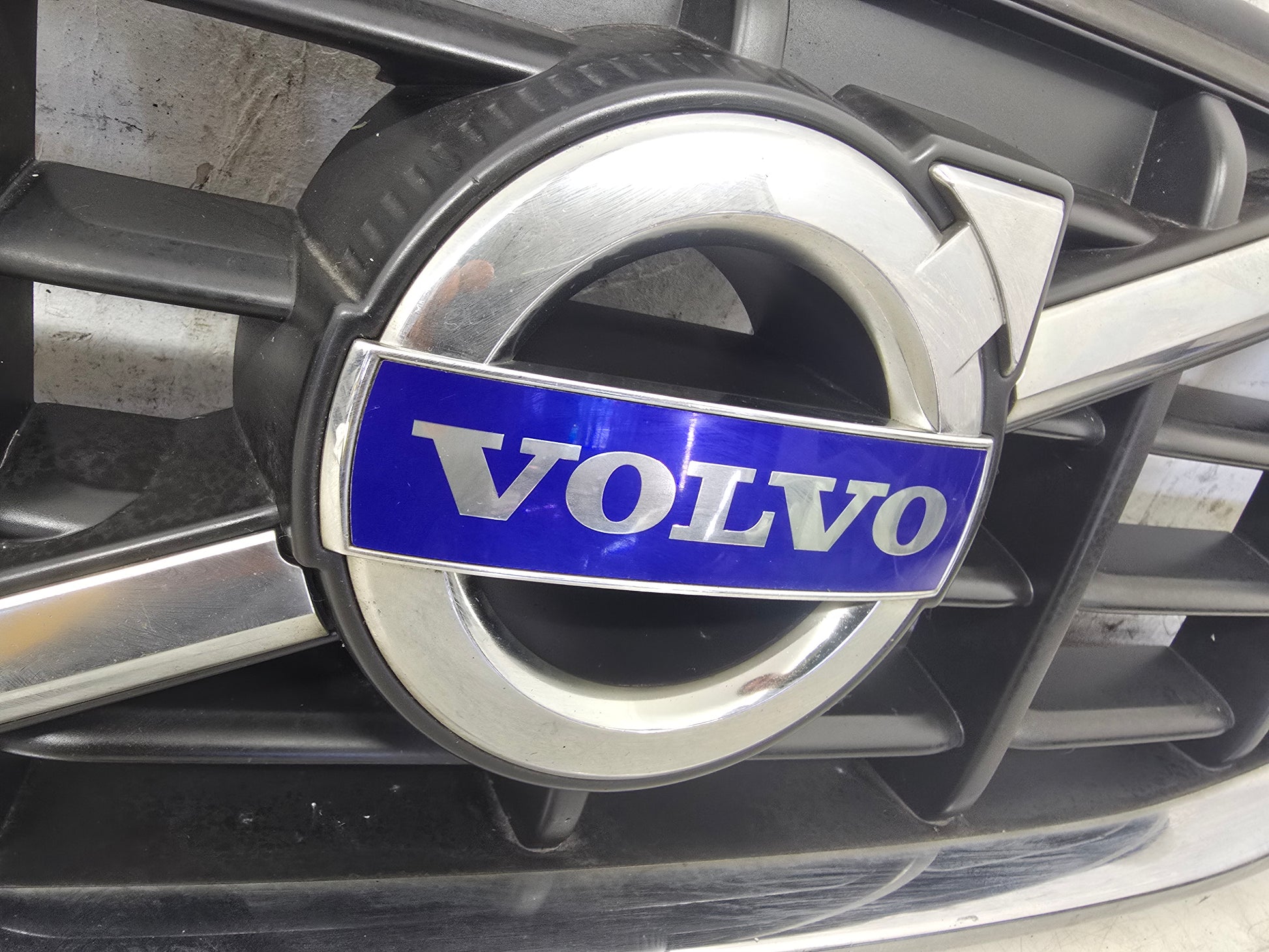 2011 Volvo XC60 Front Grille Assembly 31284337 Red 2.4 Diesel — VS Breakers Nottingham