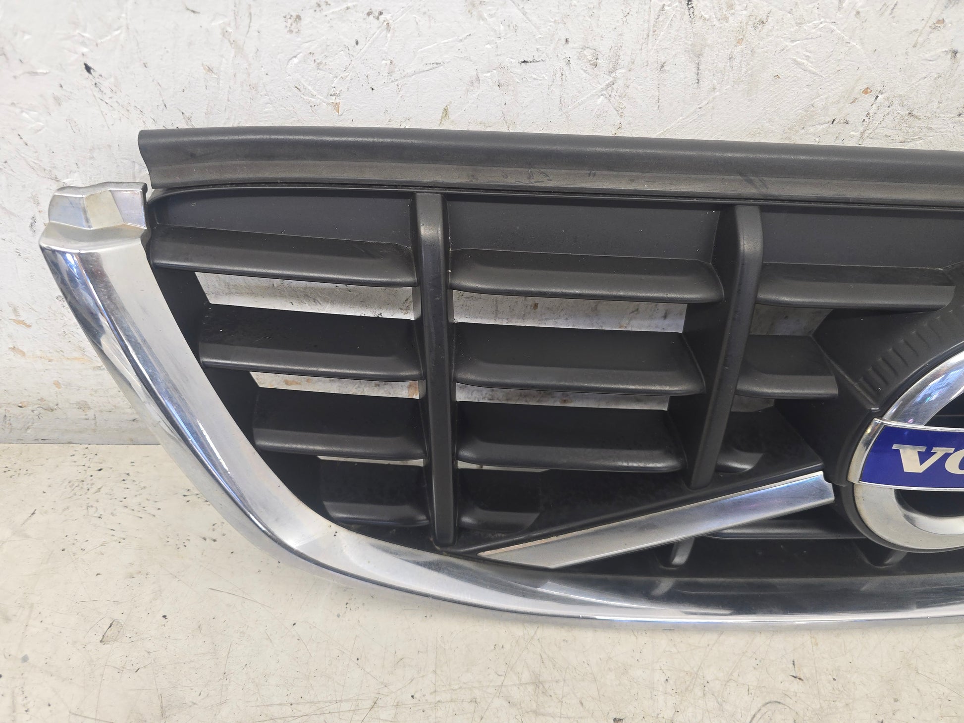 2011 Volvo XC60 Front Grille Assembly 31284337 Red 2.4 Diesel — VS Breakers Nottingham