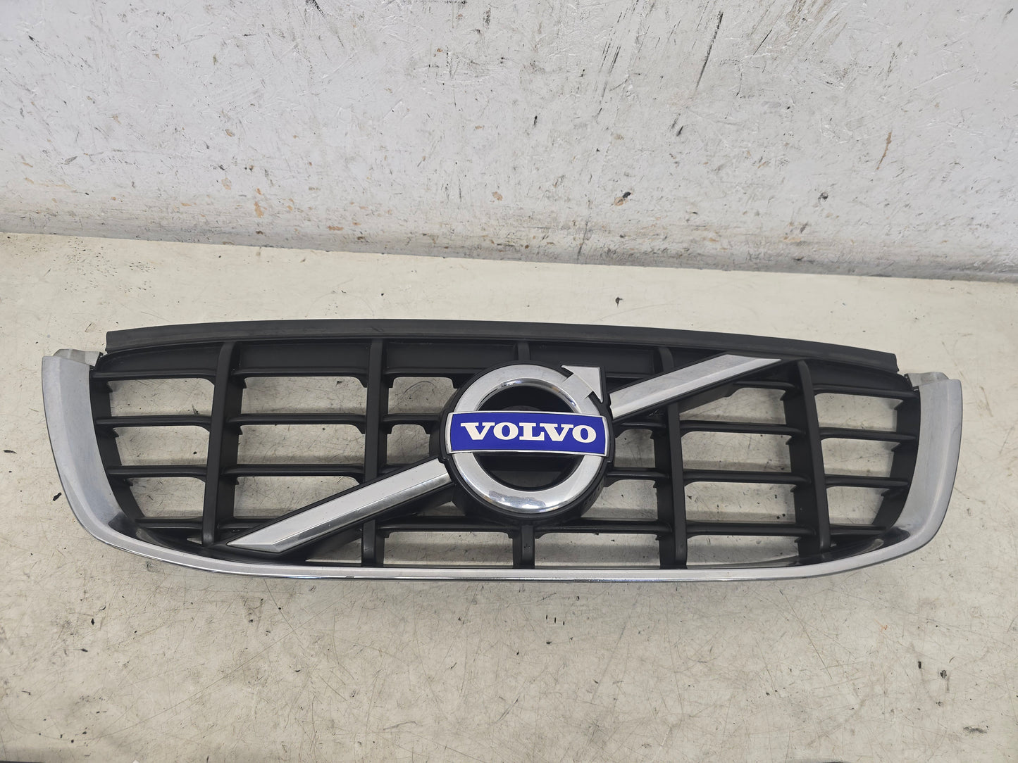 2011 Volvo XC60 Front Grille Assembly 31284337 Red 2.4 Diesel — VS Breakers Nottingham