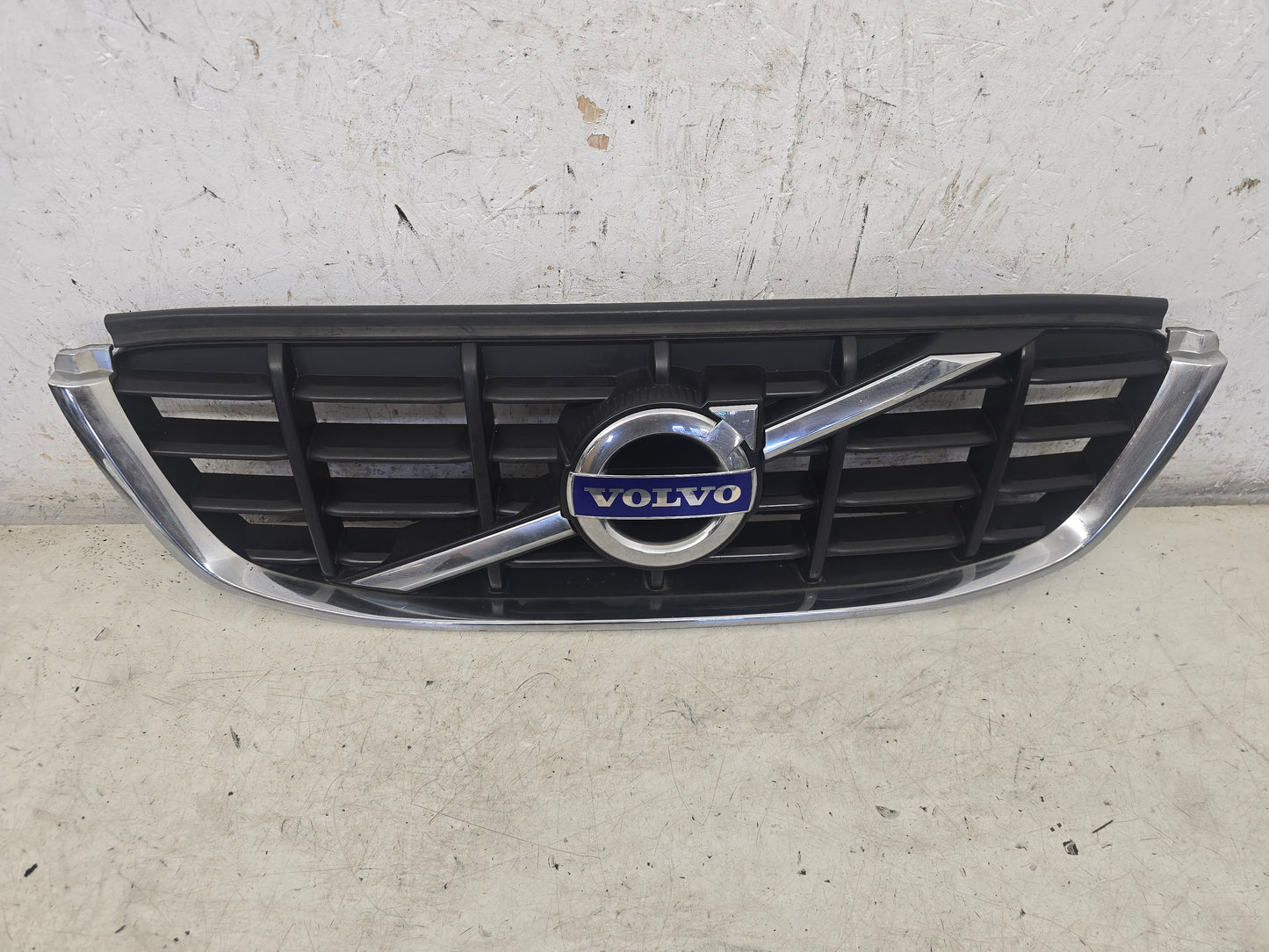 2011 Volvo XC60 Front Grille Assembly 31284337 Red 2.4 Diesel — VS Breakers Nottingham