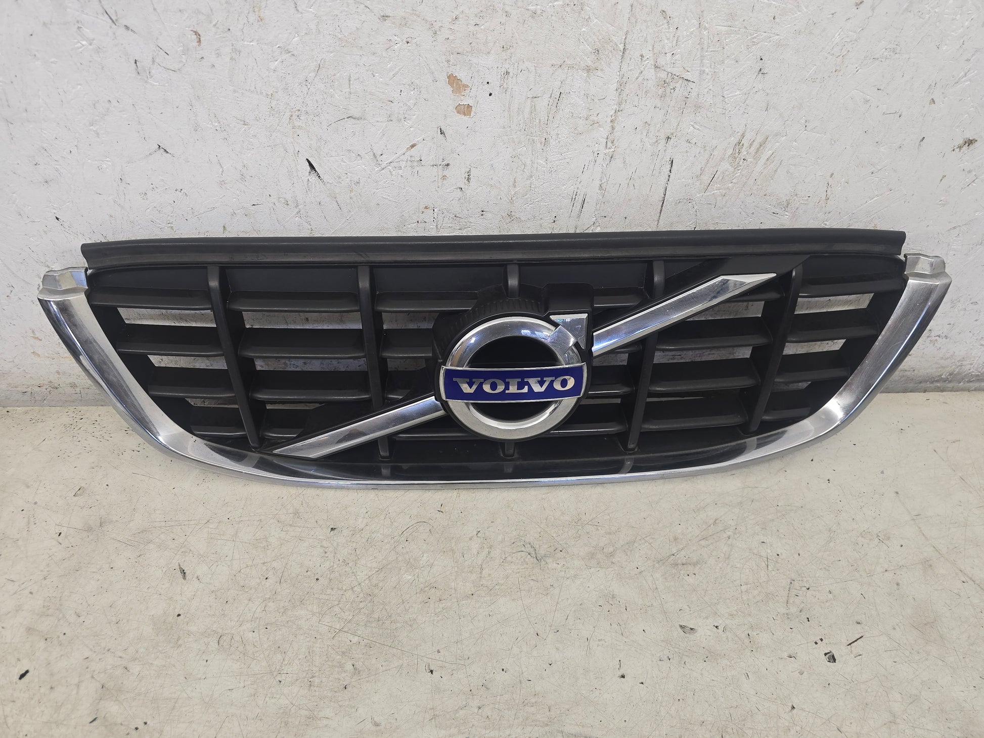 2011 Volvo XC60 Front Grille Assembly 31284337 Red 2.4 Diesel — VS Breakers Nottingham