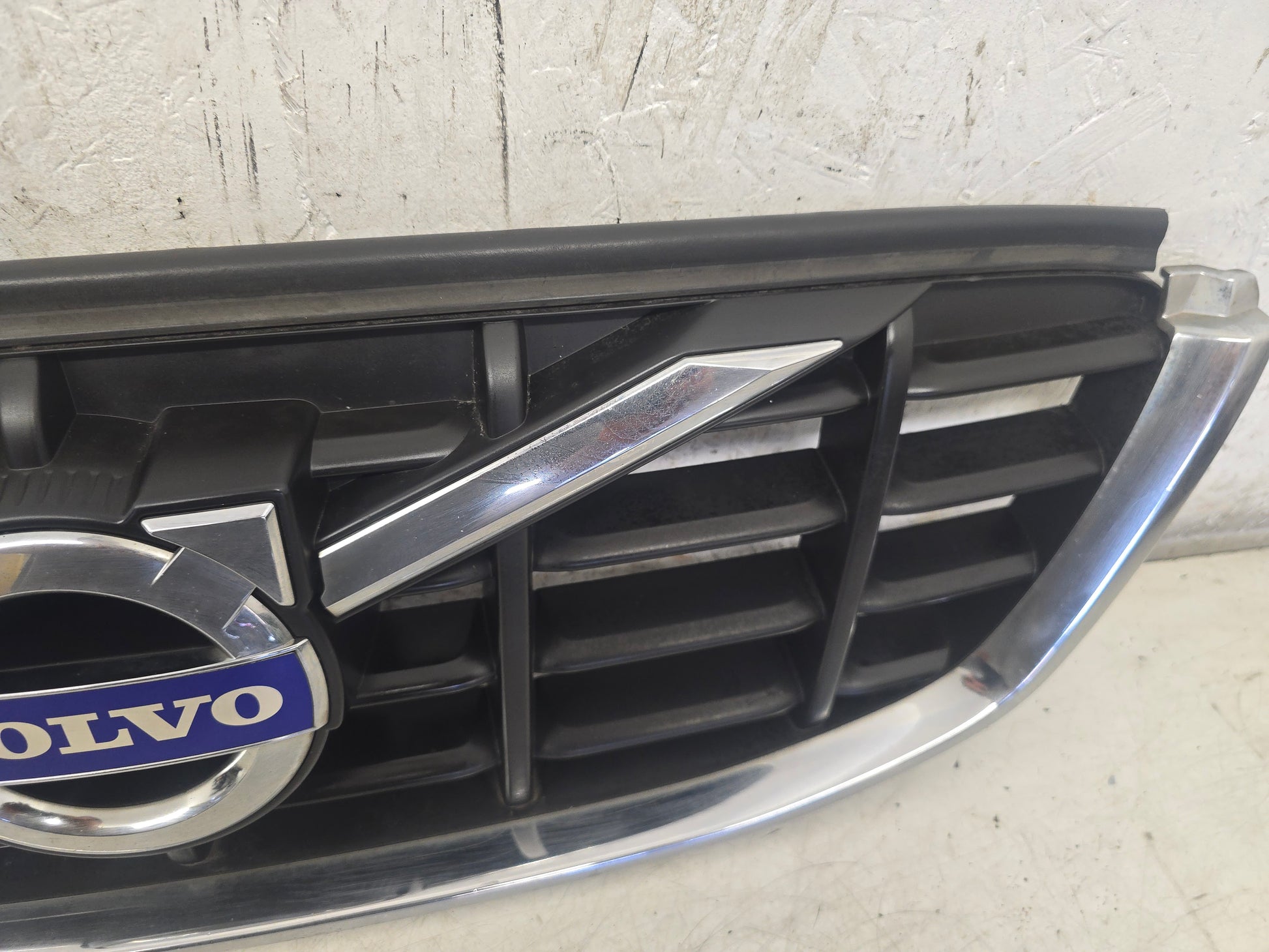 2011 Volvo XC60 Front Grille Assembly 31284337 Red 2.4 Diesel — VS Breakers Nottingham