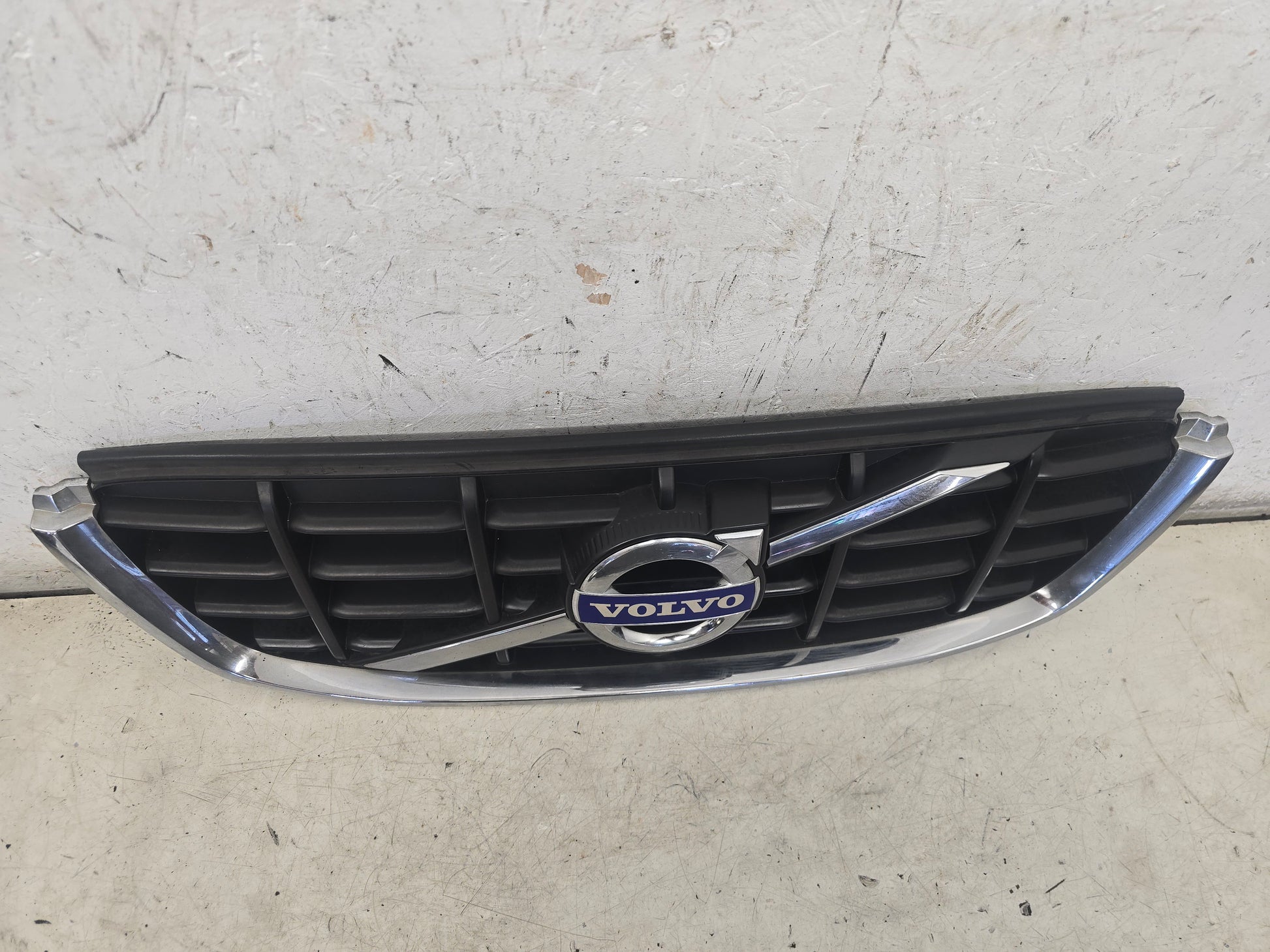 2011 Volvo XC60 Front Grille Assembly 31284337 Red 2.4 Diesel — VS Breakers Nottingham