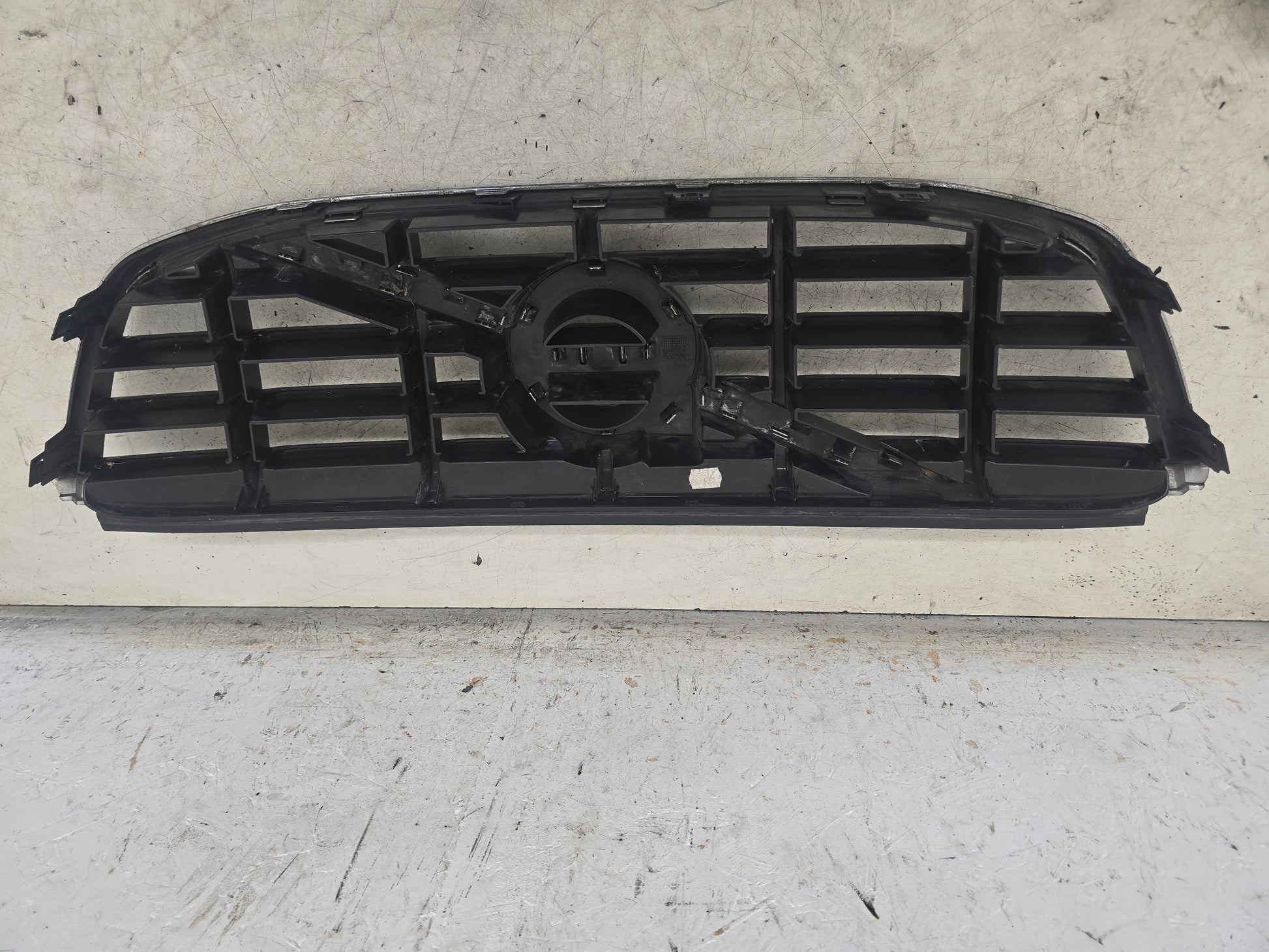 2011 Volvo XC60 Front Grille Assembly 31284337 Red 2.4 Diesel — VS Breakers Nottingham