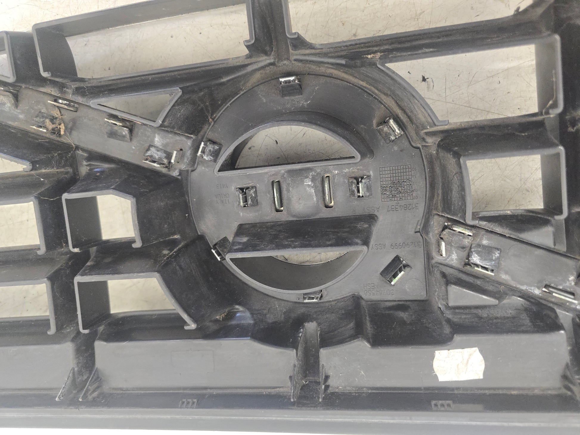 2011 Volvo XC60 Front Grille Assembly 31284337 Red 2.4 Diesel — VS Breakers Nottingham