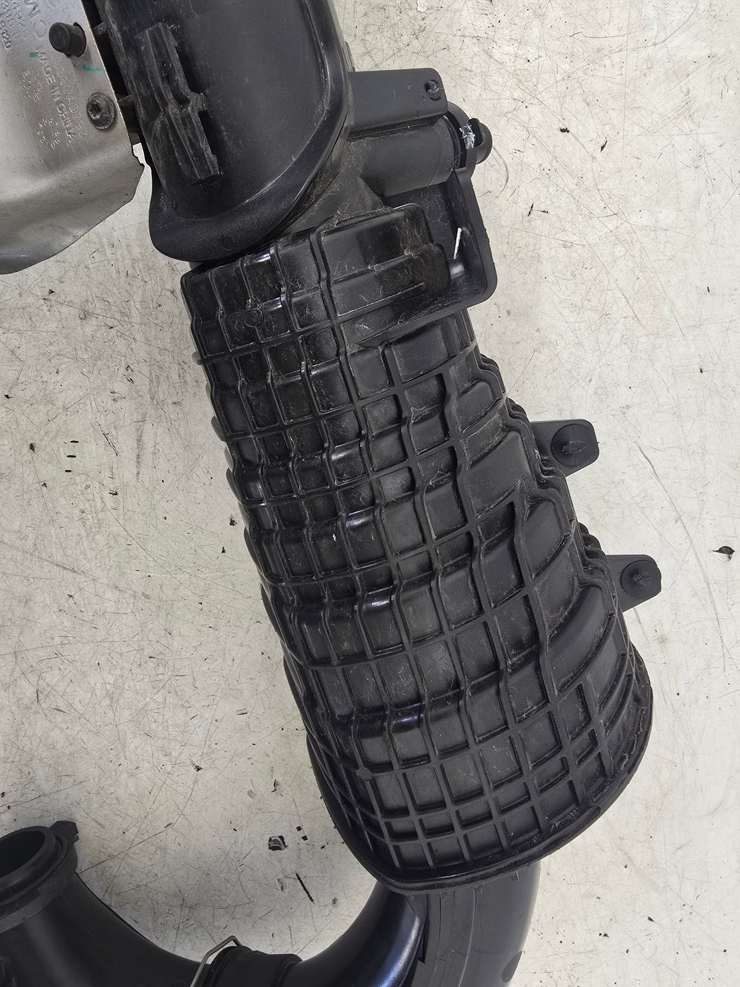 2022 Volvo XC40 T3 PHEV Hybrid Air Intake Pipe Assembly 32222145 | VS Breakers