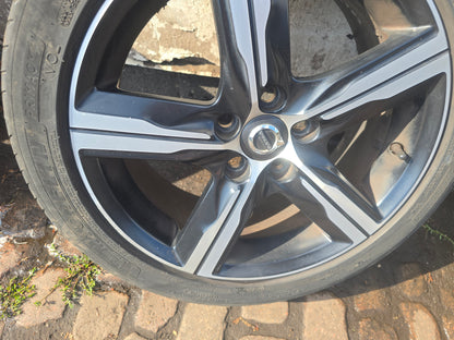 31423871 Volvo V40 Hatchback Diamond Cut Alloy Wheel 225/45/R17 2012-2019 Genuine