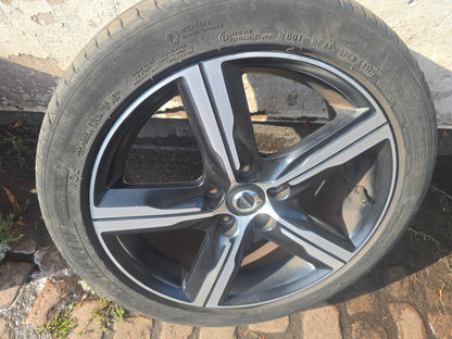 31423871 Volvo V40 Hatchback Diamond Cut Alloy Wheel 225/45/R17 2012-2019 Genuine