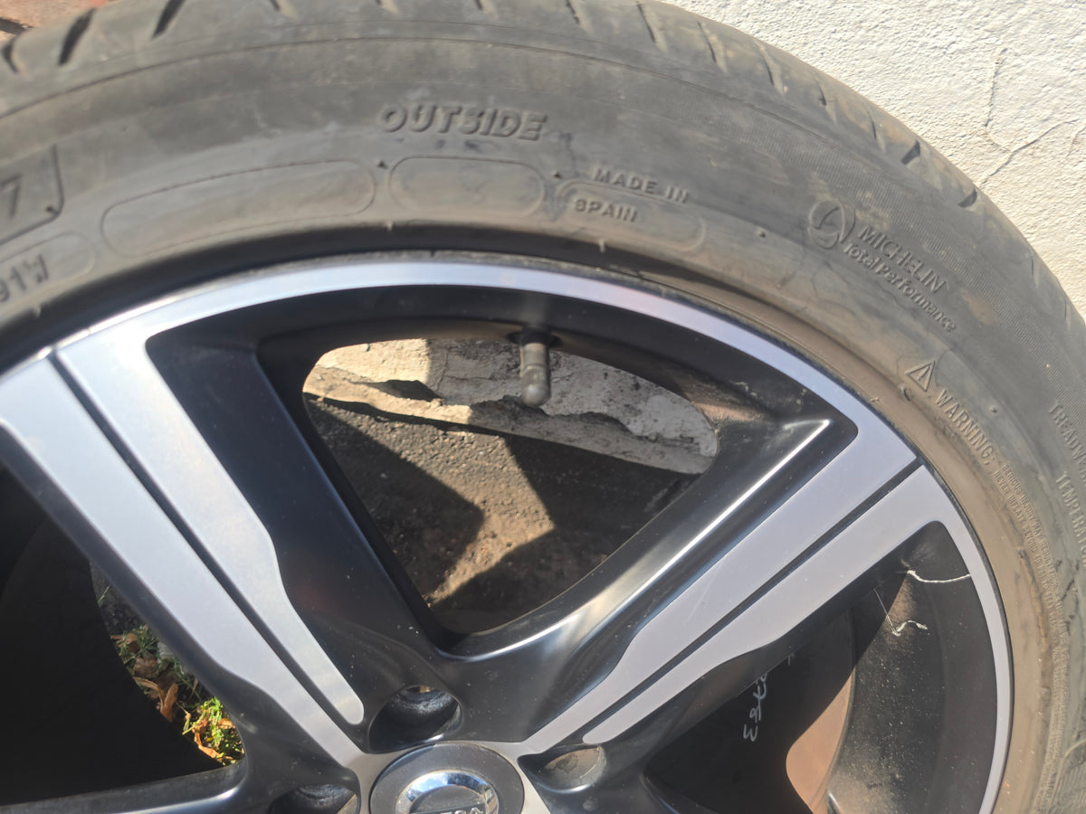 31423871 Volvo V40 Hatchback Ixion 3 Diamond Cut Alloy Wheel 17" 7J 5x108 ET50 2012–2019