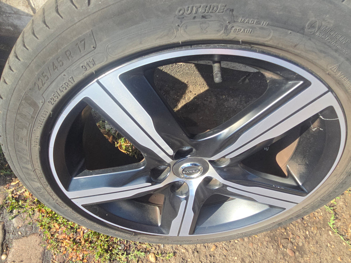 31423871 Volvo V40 Hatchback Ixion 3 Diamond Cut Alloy Wheel 17" 7J 5x108 ET50 2012–2019