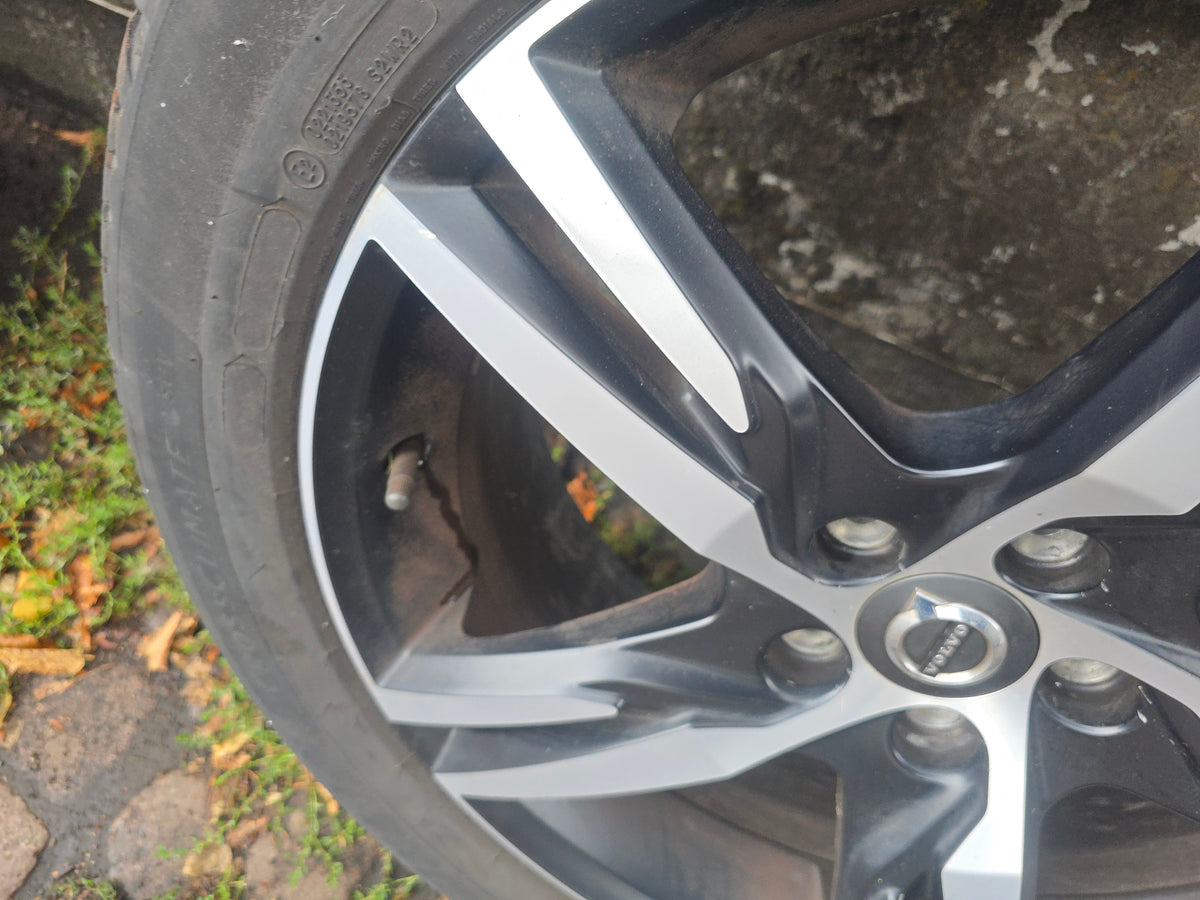 31423931 Volvo XC60 II 19" Diamond Cut Alloy Wheel 5x108 ET50.5 with 235/55/19 Michelin Cross Climate Tyre 2020-2026
