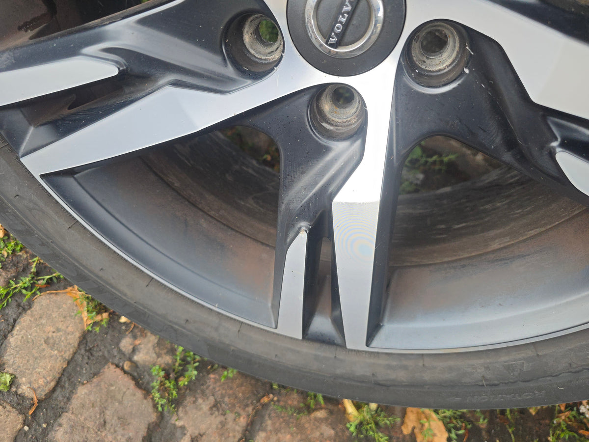 31423931 Volvo XC60 II 19" Diamond Cut Alloy Wheel 5x108 ET50.5 with 235/55/19 Michelin Cross Climate Tyre 2020-2026
