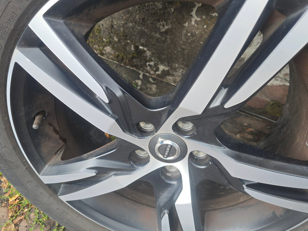 31423931 Volvo XC60 II 19" Diamond Cut Alloy Wheel 5x108 ET50.5 with 235/55/19 Michelin Cross Climate Tyre 2020-2026