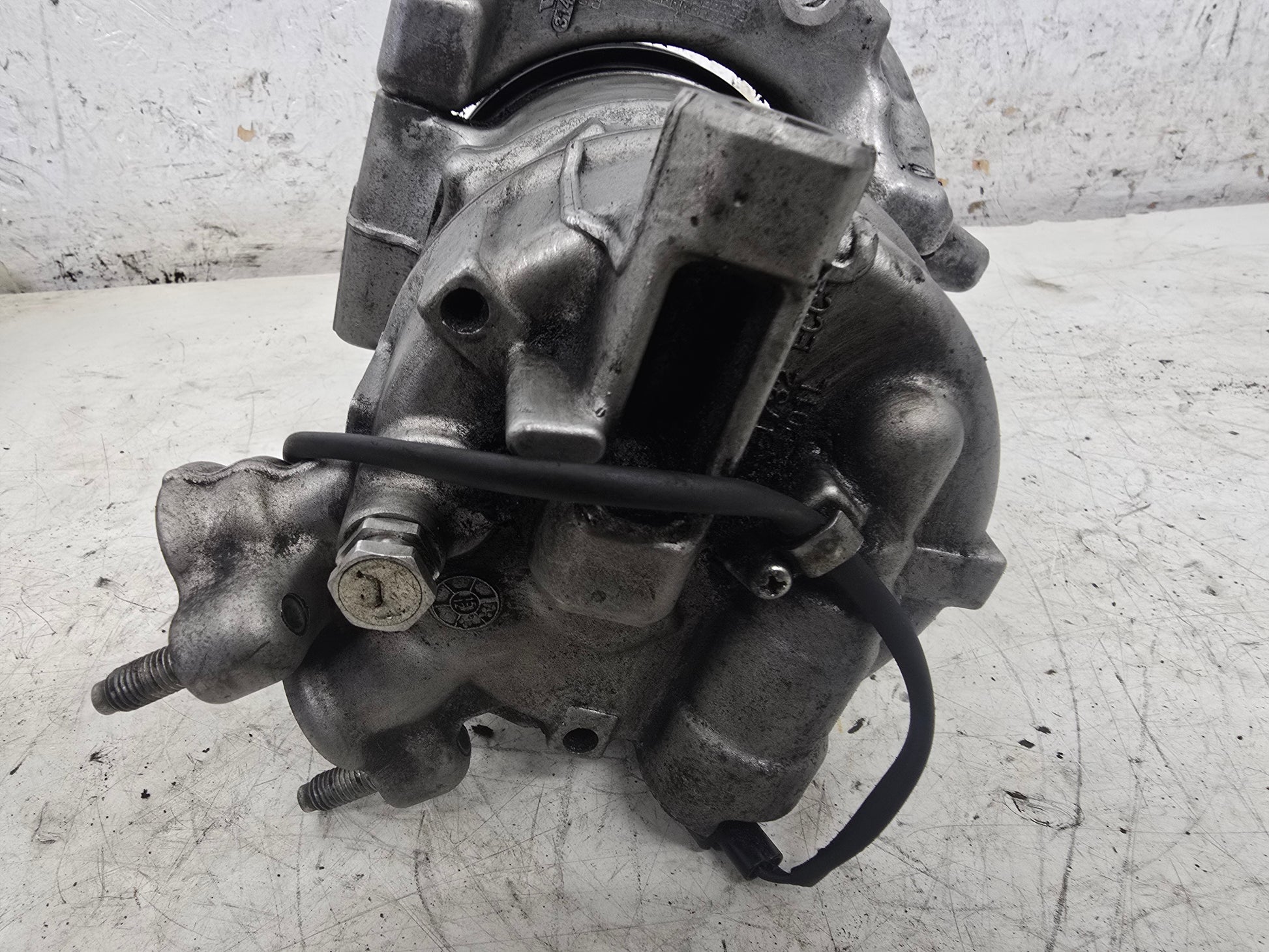 2015-2019 Volvo V40 2.0D A/C Air Con Compressor 31469966 | VS Breakers Nottingham