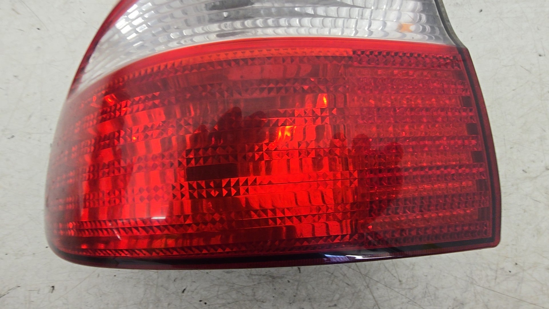 30621887 Volvo V40 Estate Rear Left Passenger Light Assembly 2000-2004 1587cc Petrol