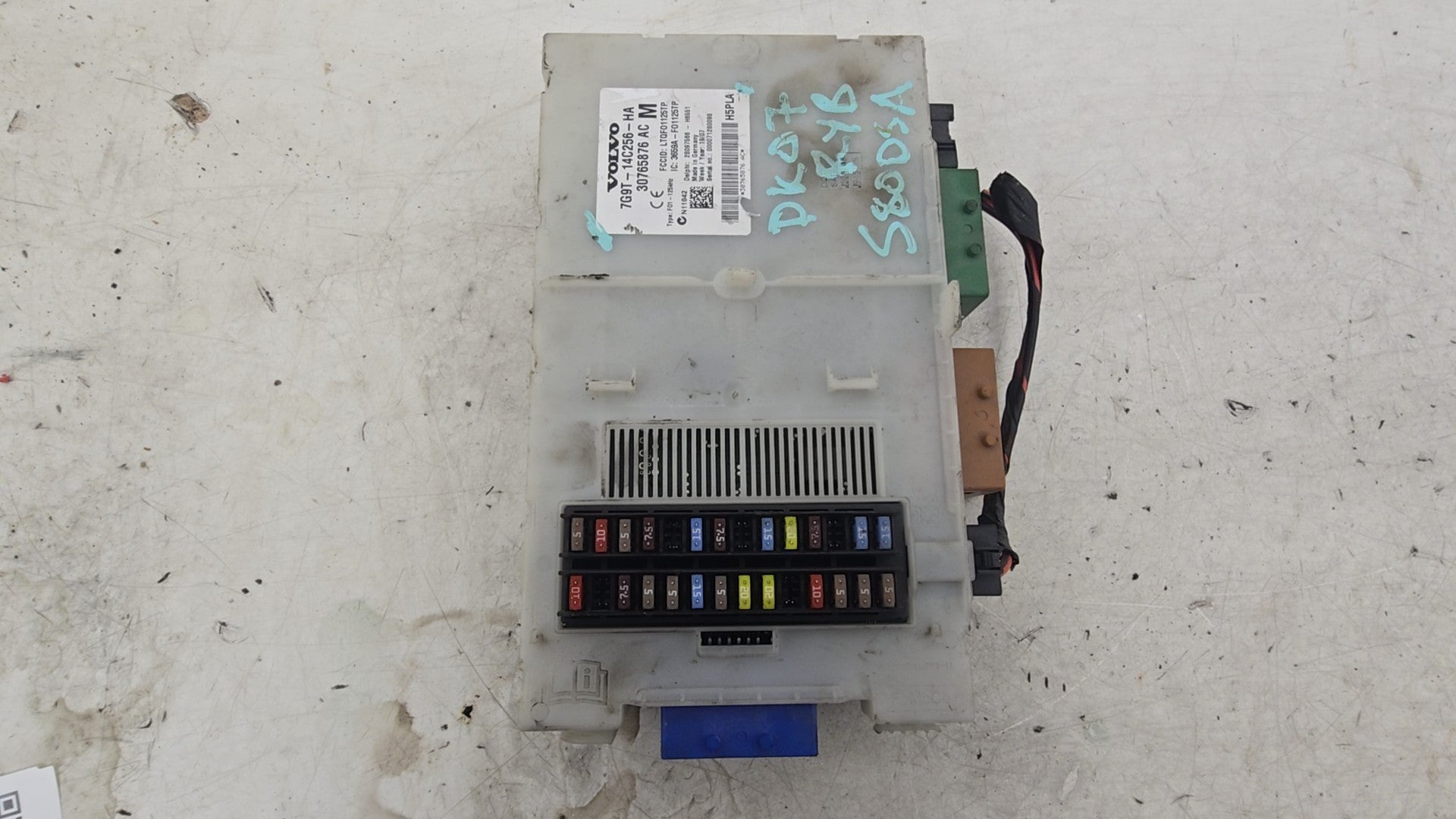 2007-2010 Volvo S80 Central Electronic Module CEM 30765876 D5 2.4 Diesel Manual