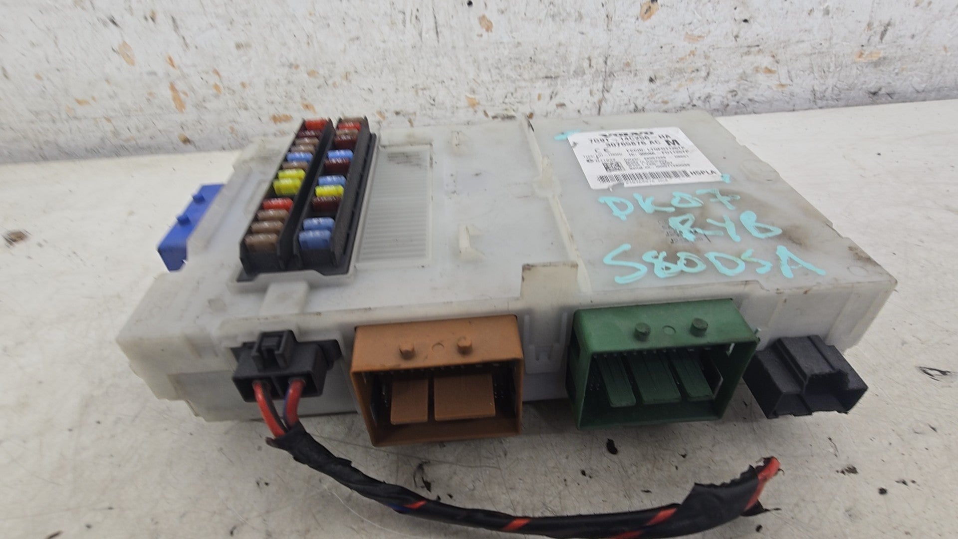 2007-2010 Volvo S80 Central Electronic Module CEM 30765876 D5 2.4 Diesel Manual
