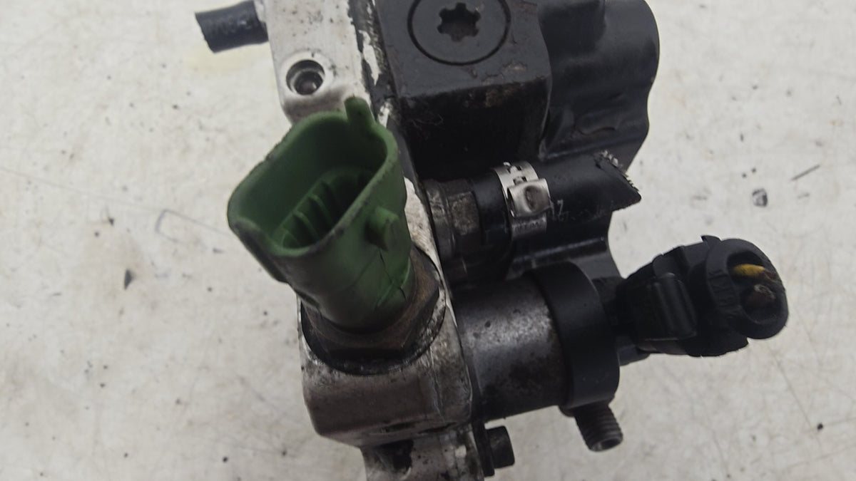 0445010111 High Pressure Diesel Pump Volvo V50 D5244T 2007-2010 — 30756125 / 31303475
