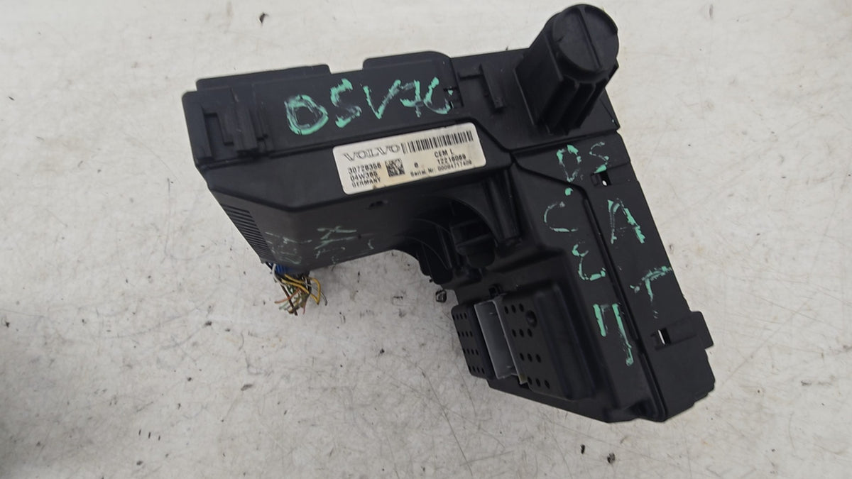 30728356 Volvo V70 Central Electronic Module CEM 2004-2007 2401cc Diesel Automatic