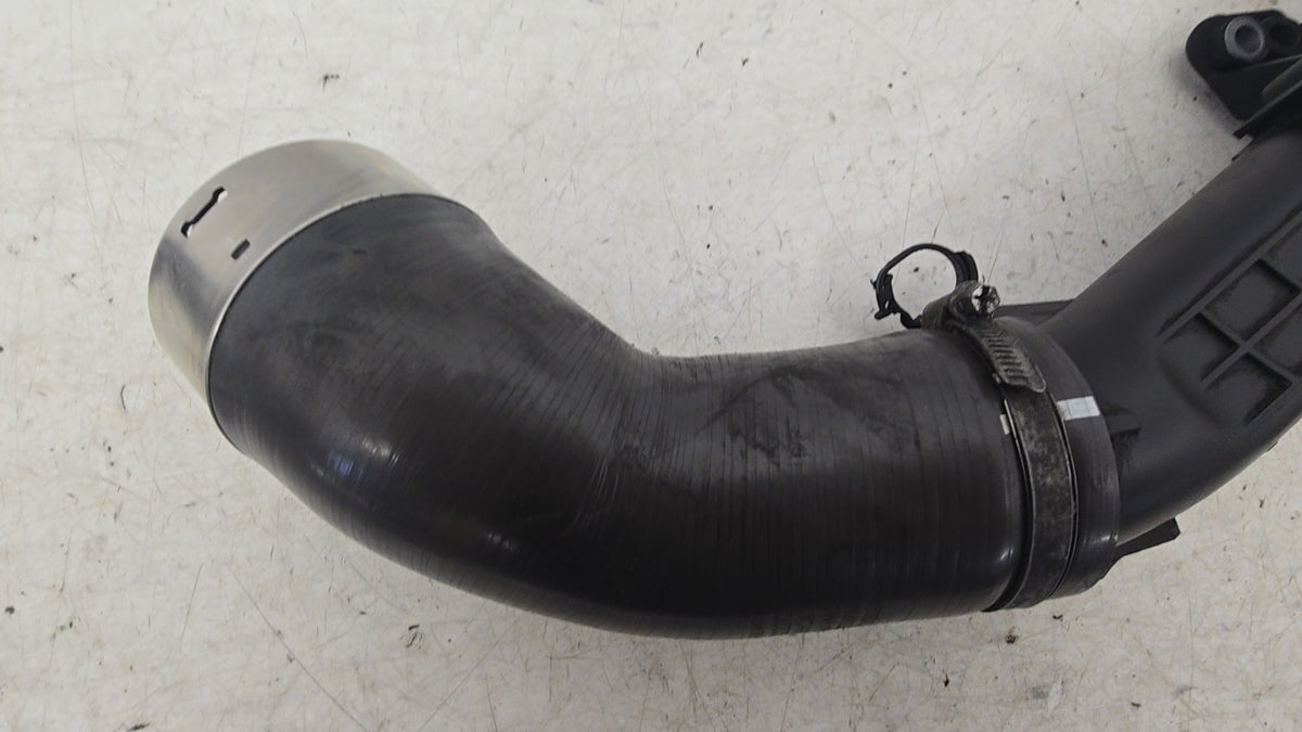 31657738 Volvo V40 Hatchback Intercooler Pipe Boost Hose 2017–2026 D4204T13 D4204T8 Genuine