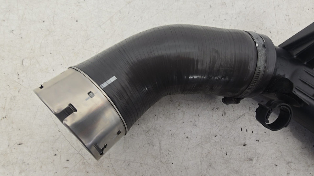 31657738 Volvo V40 Hatchback Intercooler Pipe Boost Hose 2017–2026 D4204T13 D4204T8 Genuine