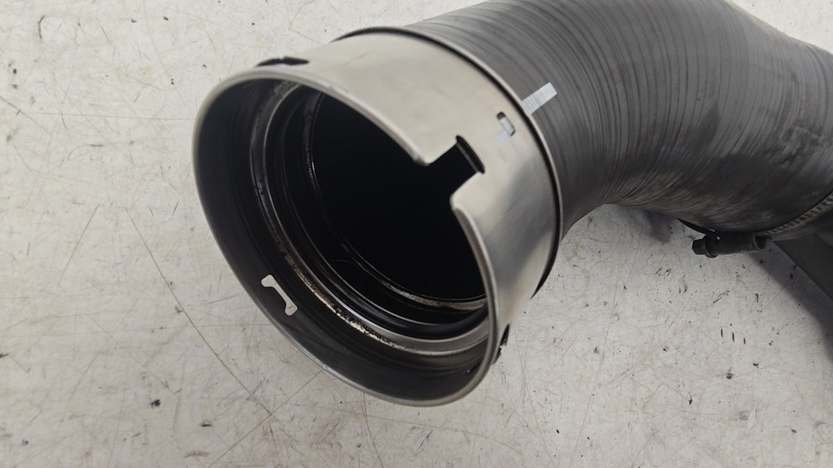 31657738 Volvo V40 Hatchback Intercooler Pipe Boost Hose 2017–2026 D4204T13 D4204T8 Genuine