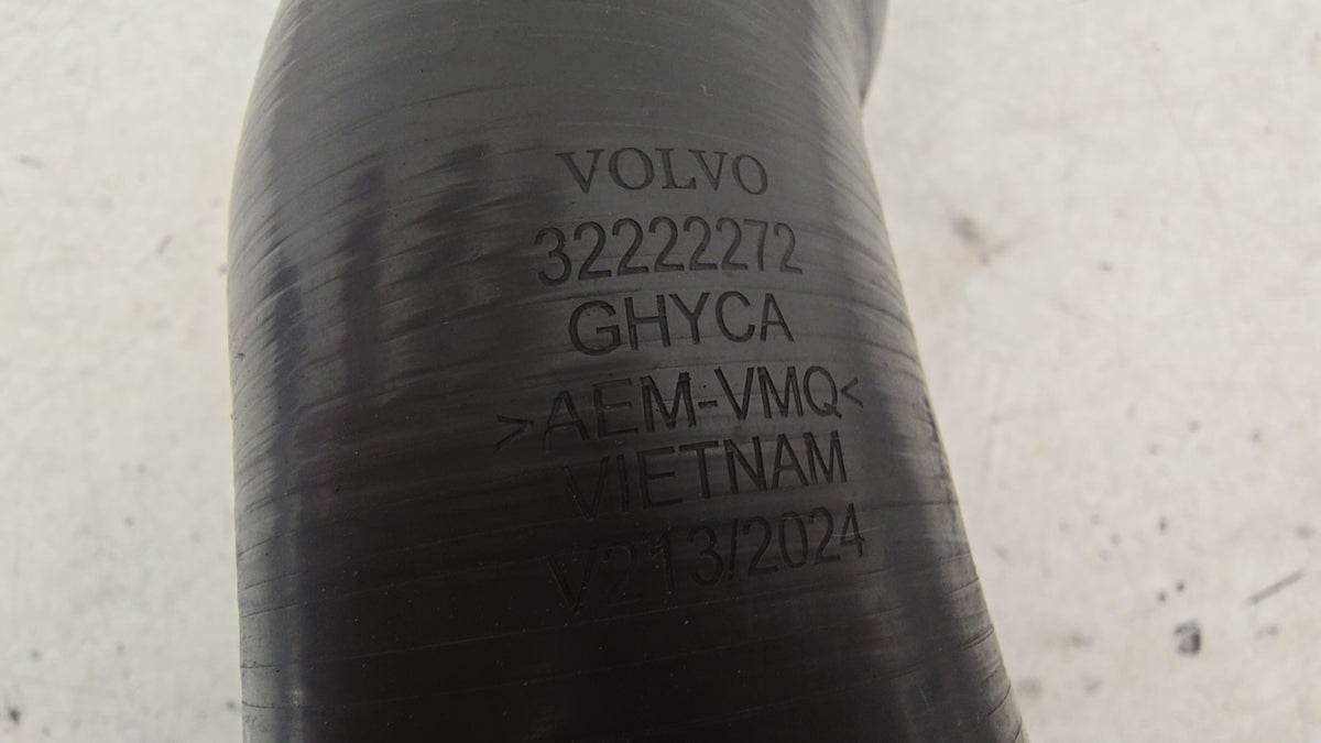 31657738 Volvo V40 Hatchback Intercooler Pipe Boost Hose 2017–2026 D4204T13 D4204T8 Genuine