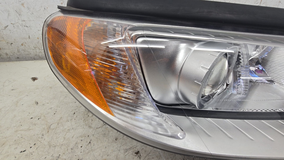 31214350 Genuine Volvo V70 III Right Xenon Headlight 2008–2011 — Also Fits XC70 2008–2014