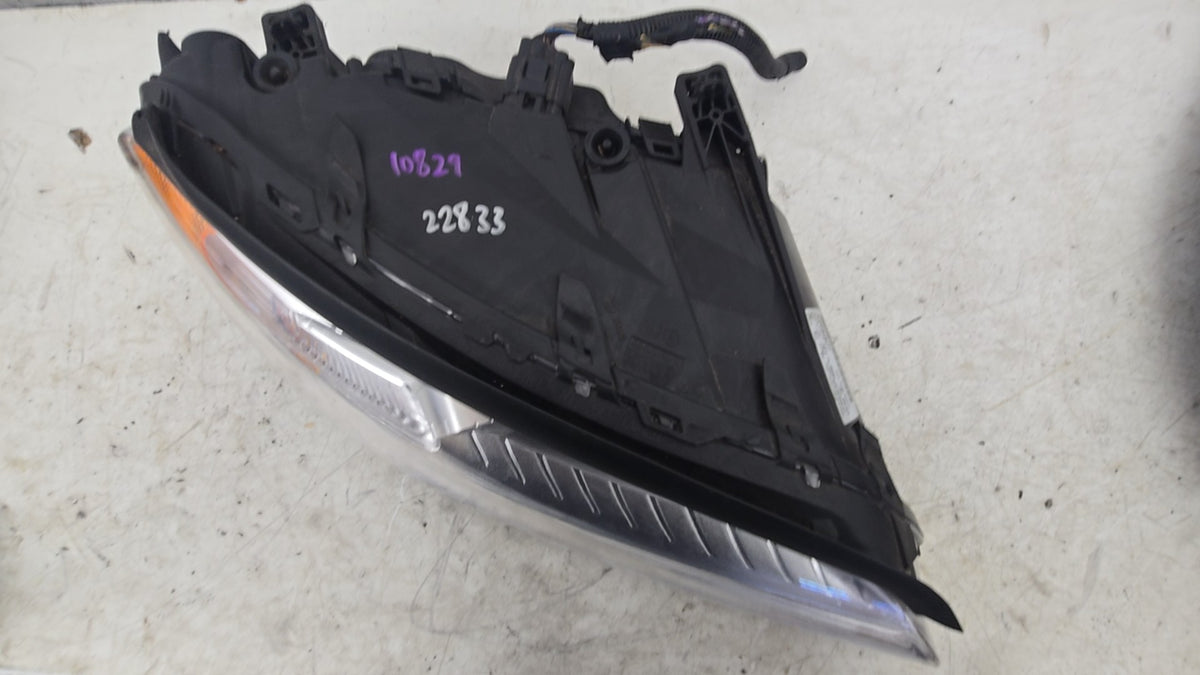 31214350 Genuine Volvo V70 III Right Xenon Headlight 2008–2011 — Also Fits XC70 2008–2014